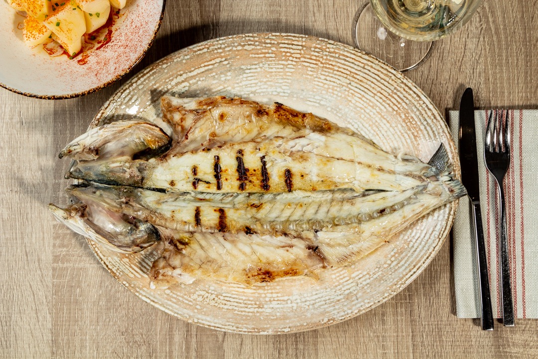Lubina a la parrilla con patatas panadera